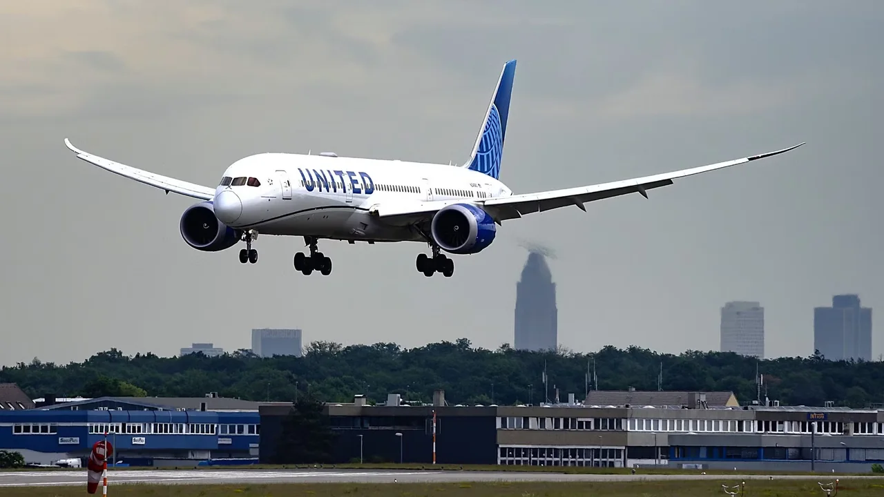 United Airlines Flies into Final Contract Talks with Cabin Crew