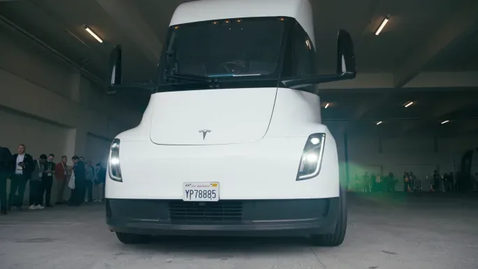Trucking's Digital Frontier: Navigating AI, Electric Vehicles, and Regulatory Shifts - image 2