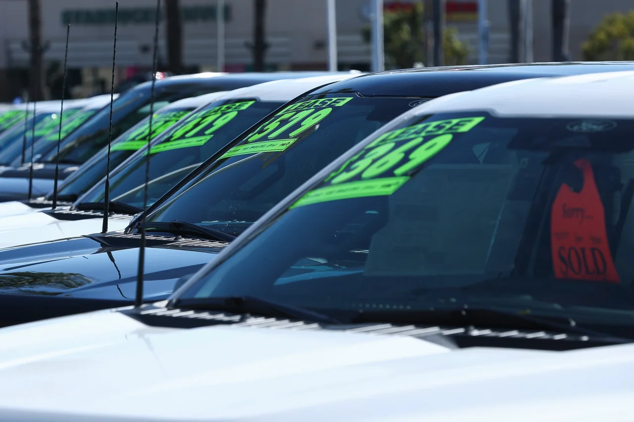 Auto Sales Outlook Clouded by War and Tariffs