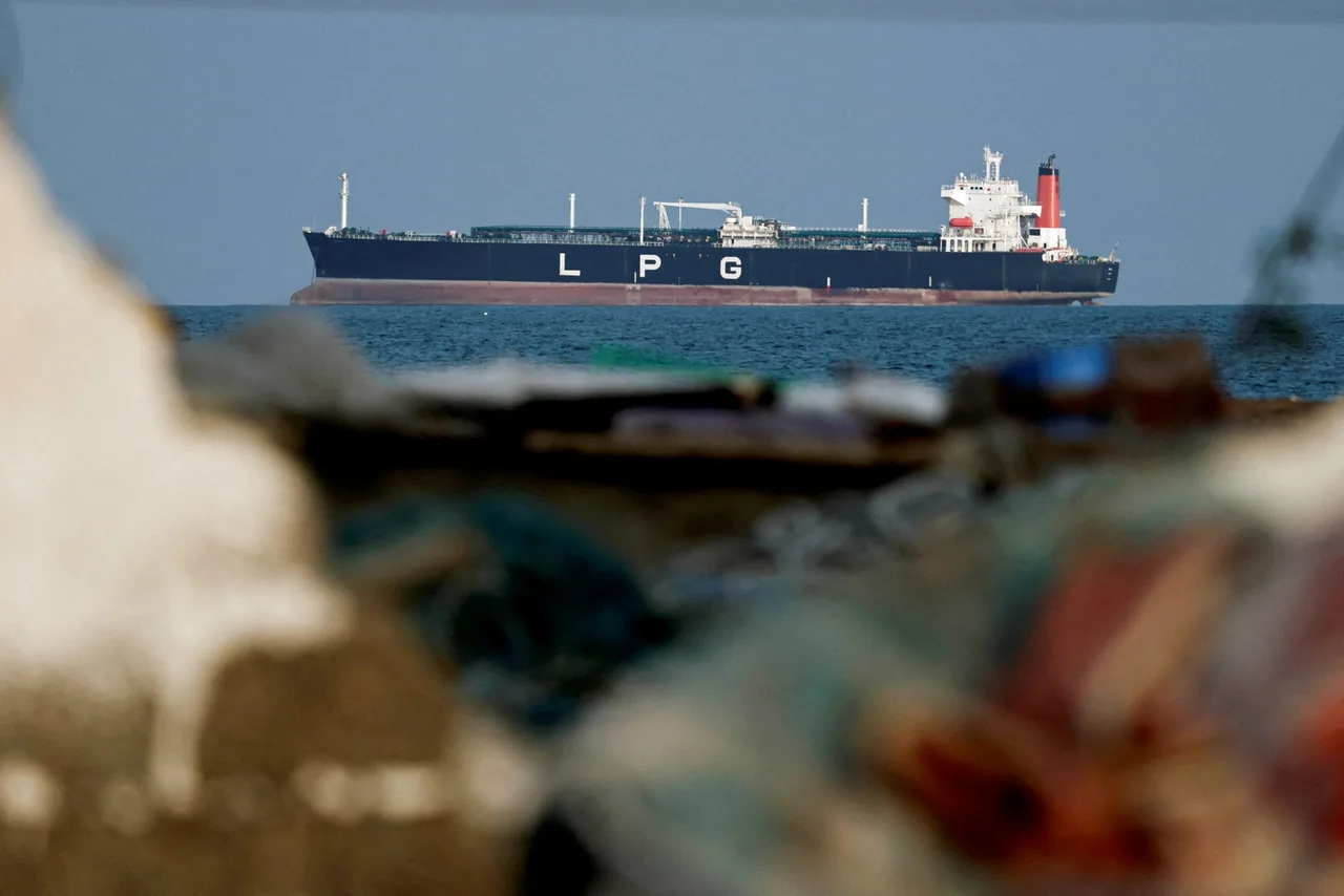 India's LPG Crisis Deepens as Tankers Cross Strait of Hormuz