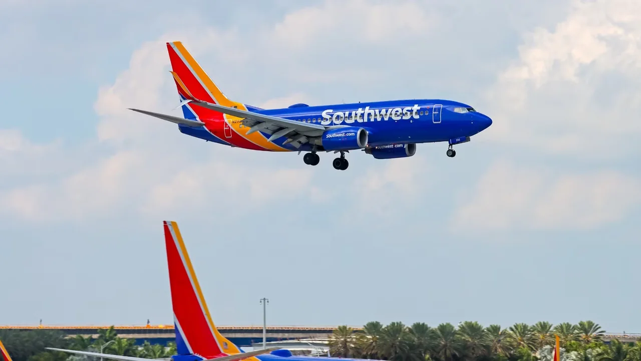 Southwest Airlines 737 Touches Down Before Abrupt Go-Around at Burbank Airport