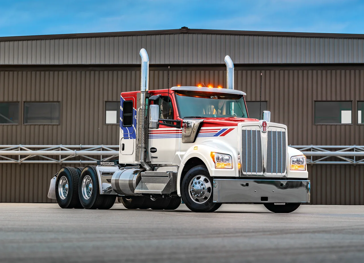 Kenworth Revives Iconic TourAmerica Paint Scheme