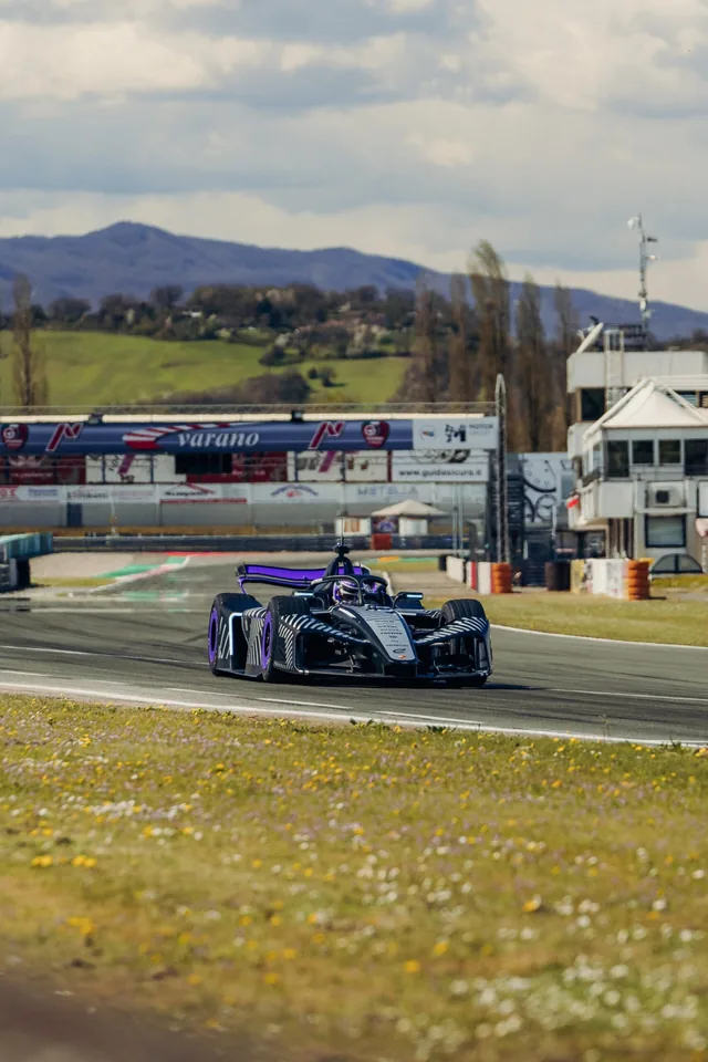 Porsche Unveils GEN4 Formula E Car with Aggressive Design - image 3