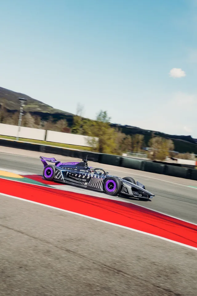 Porsche Unveils GEN4 Formula E Car with Aggressive Design - image 2