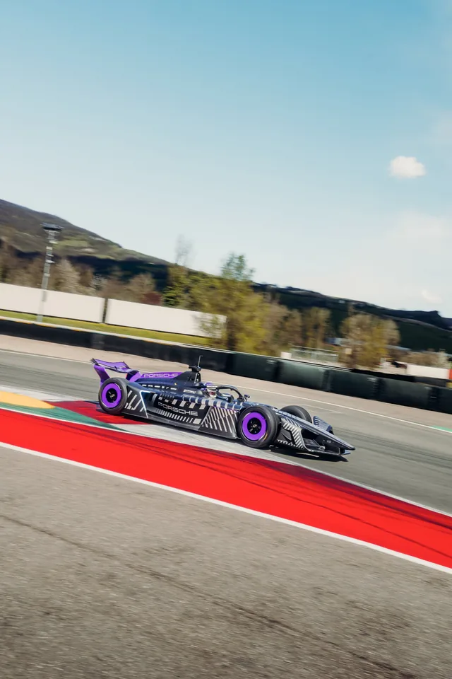 Porsche Unveils GEN4 Formula E Car with Aggressive Design - image 2