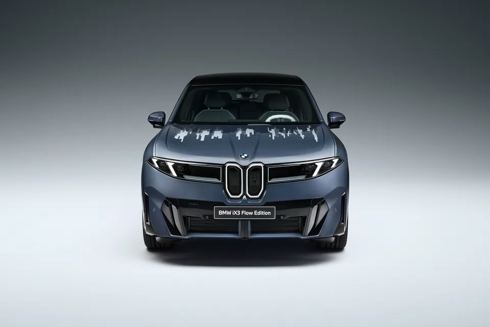 BMW Illuminates The Road With E Ink Hood Display - image 3