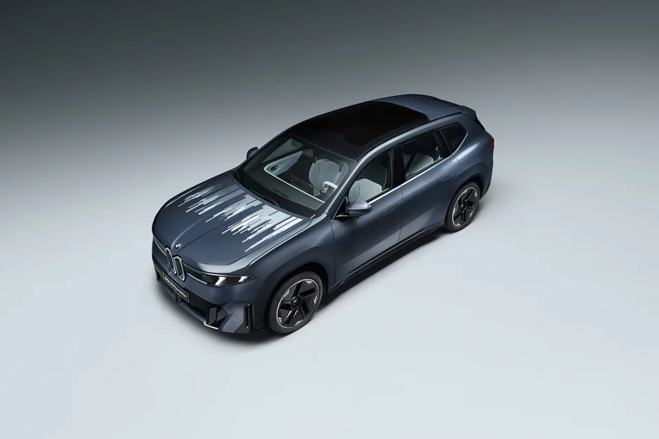 BMW Illuminates The Road With E Ink Hood Display - image 2