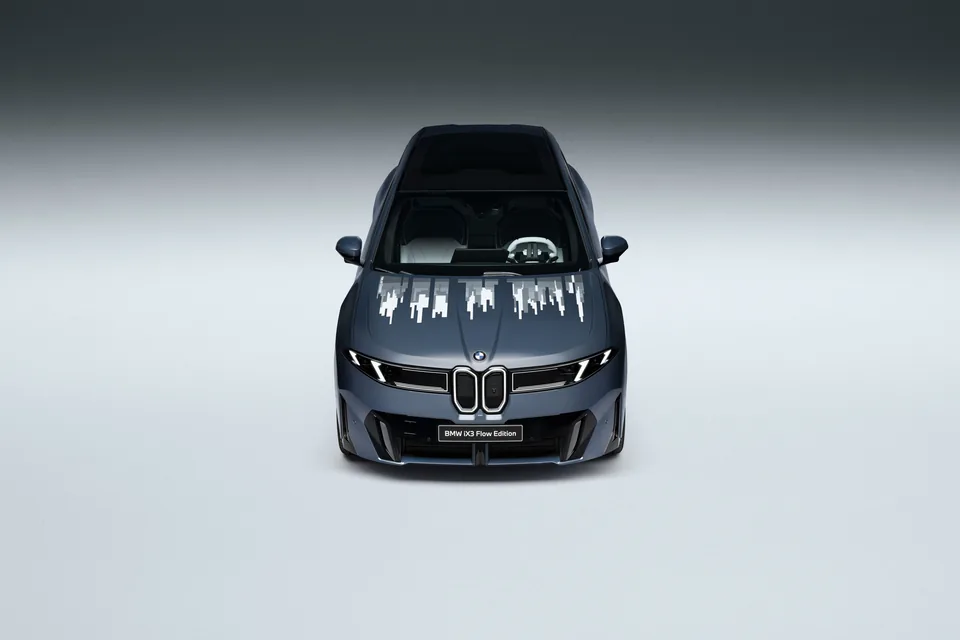 BMW Illuminates The Road With E Ink Hood Display - image 4