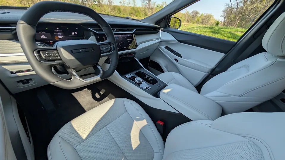 Jeep's 2026 Cherokee Abandons Off-Road Roots for Suburban Crossover - image 3