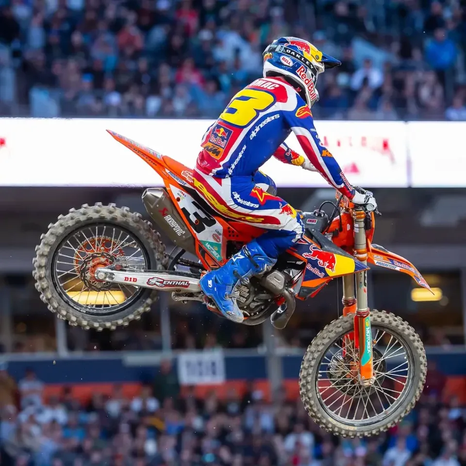 Roczen Takes One-Point Lead into Final Round of Supercross Championship - image 4