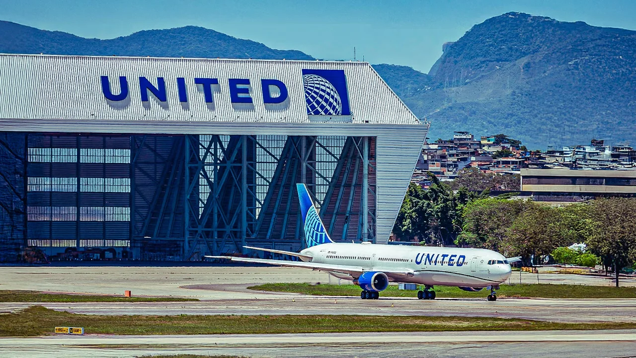 United Airlines Boeing 767-400ER Collides With Bakery Truck & Light Pole In Newark
