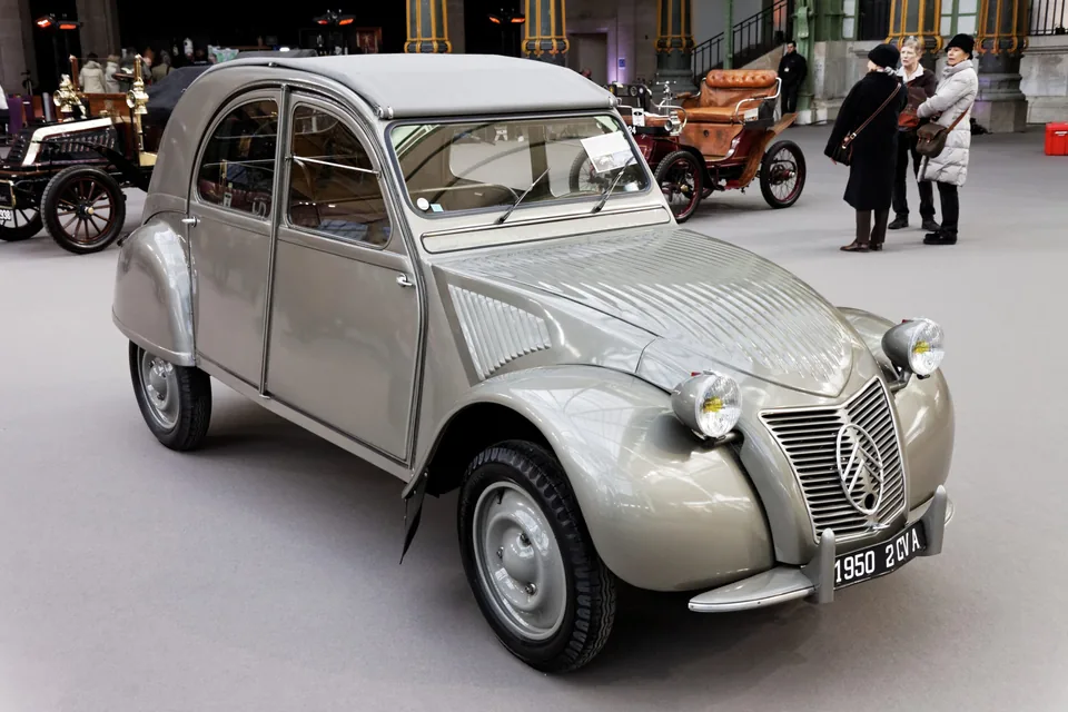 Citroen Revives Classic Car Design with Electric 2CV - image 2