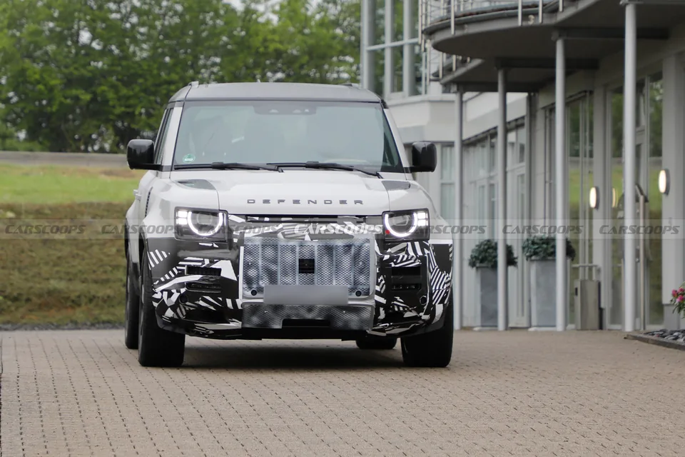 Land Rover Defender Facelift Brings New Four-Seat Interior - image 2