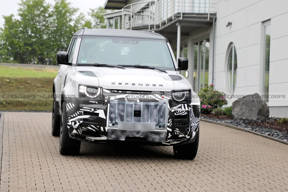 Land Rover Defender Facelift Brings New Four-Seat Interior - image 3