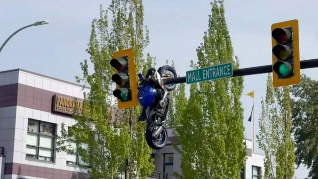 Motorcyclist's Shocking Fall From Traffic Light Pole