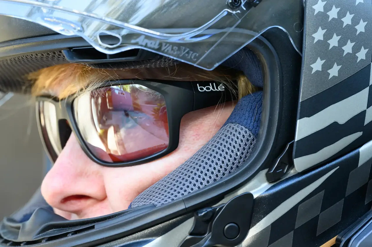 Motorcycle Glare: The Hidden Dangers of Polarized Lenses