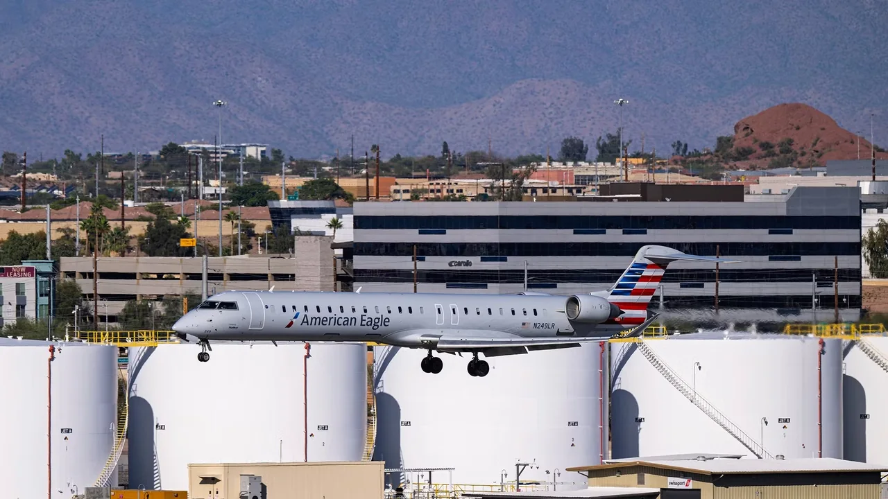 American Eagle CRJ900 Forced To Evacuate Via Wing As Smoke Fills Cabin