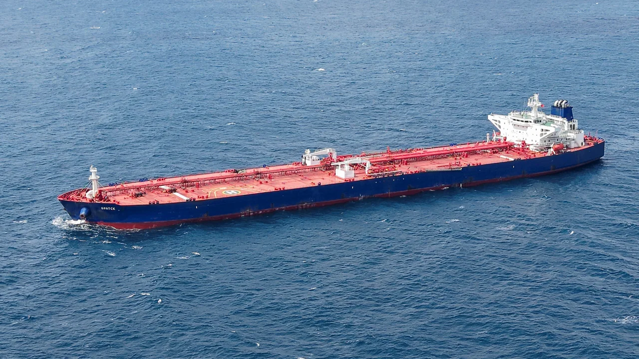 US Tightens Russia Oil Sales Waiver Amid Global Market Uncertainty