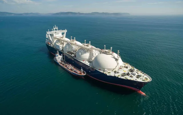 Qatar's LNG Tanker Transits Hormuz to China Amid Iran War Tensions