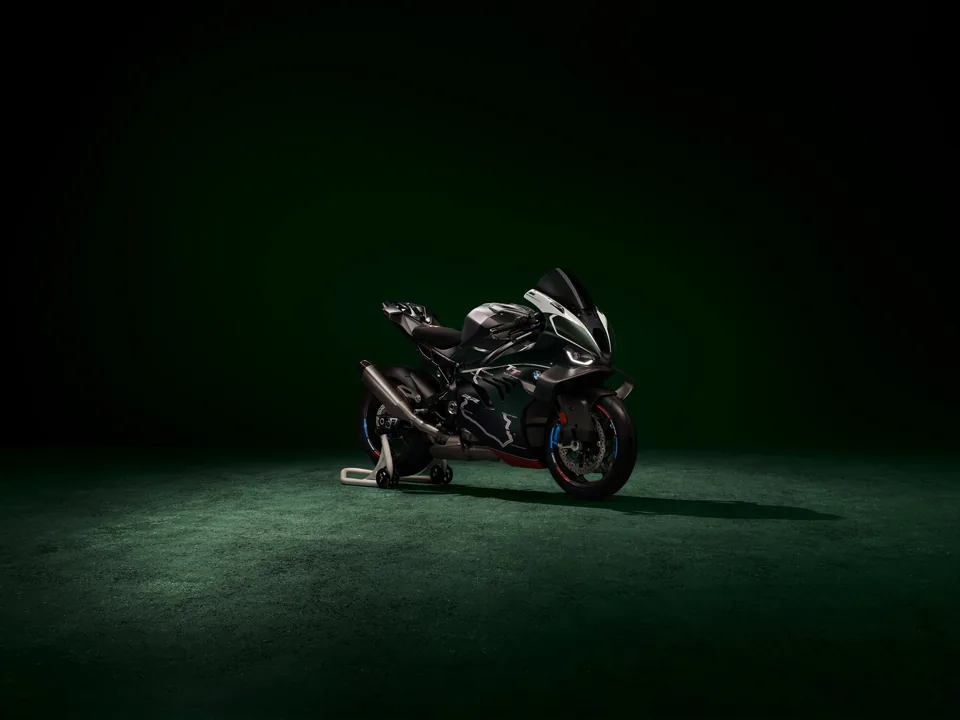 BMW Unveils Ultra-Rare Superbike for Iconic TT Milestone - image 2
