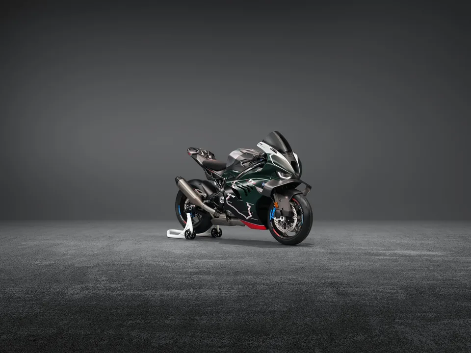 BMW Unveils Ultra-Rare Superbike for Iconic TT Milestone - image 3