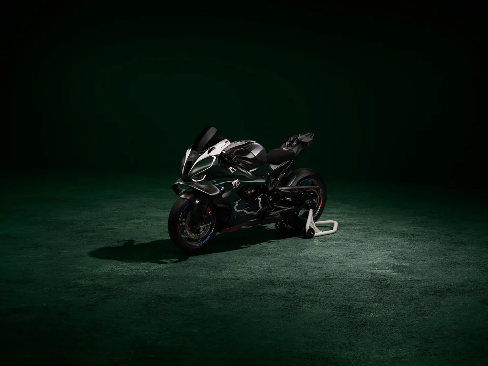 BMW Unveils Ultra-Rare Superbike for Iconic TT Milestone - image 4