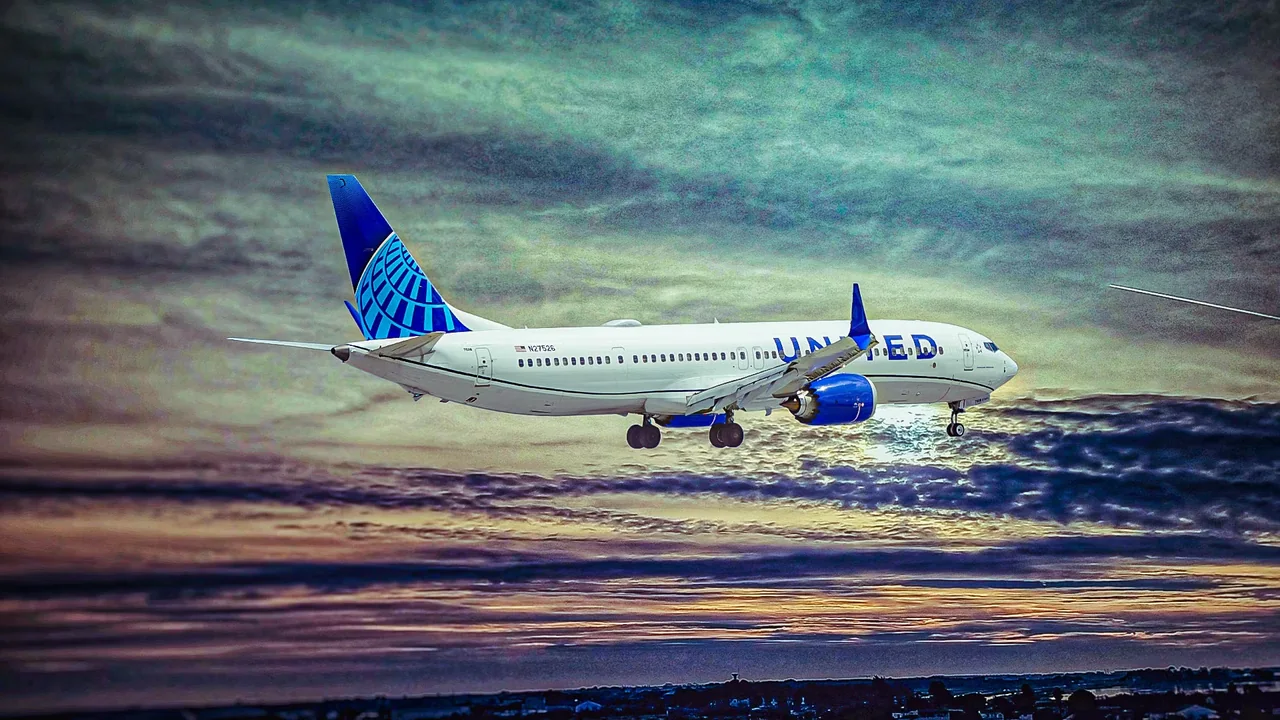 United Airlines Pilot's Firm Response to Anti-Semitic Wi-Fi Hotspot