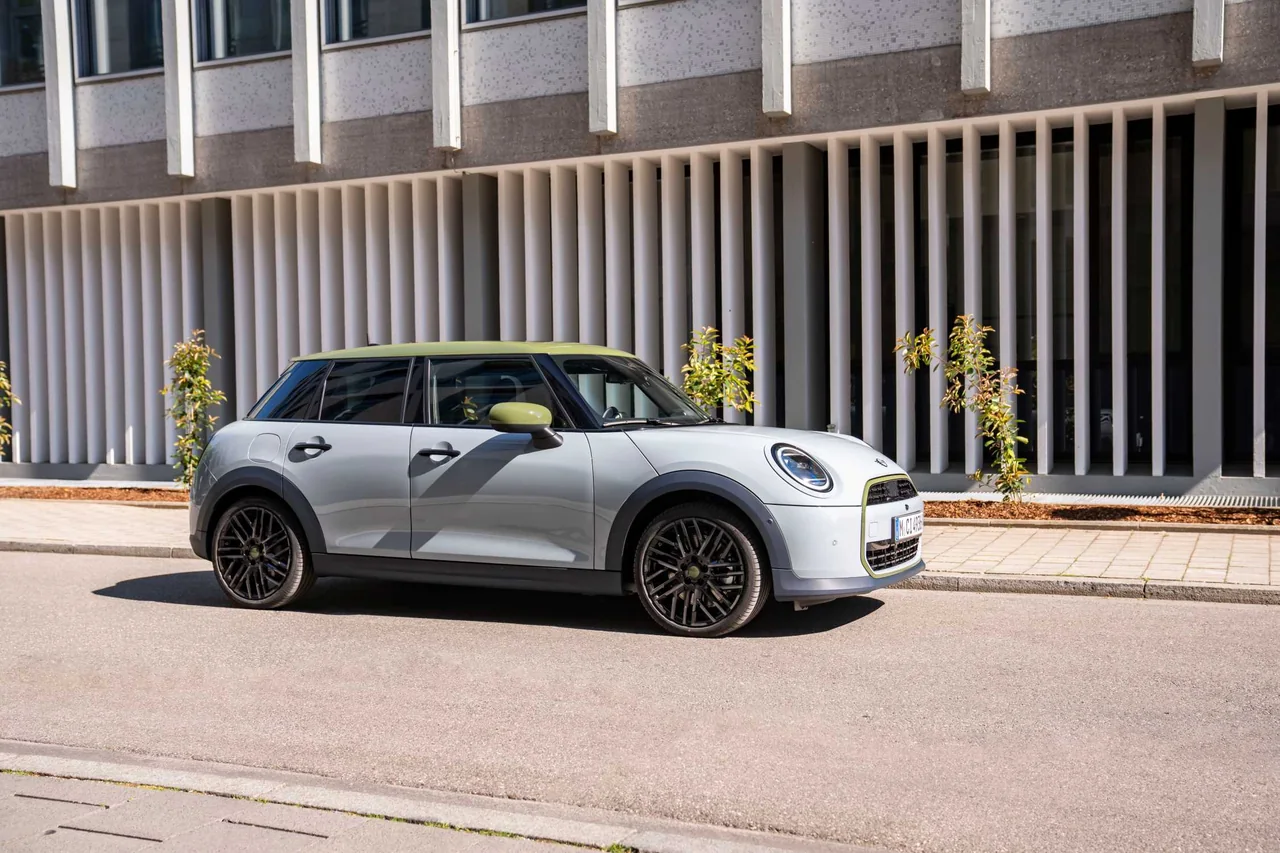 MINI Paul Smith Edition Unveiled