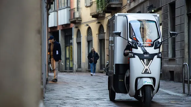 Amazon Tests Electric Cargo Bikes for Package Delivery