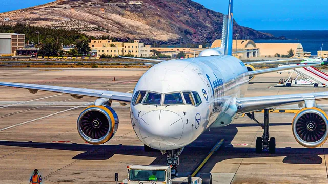 Pilots Weigh Differences Between Boeing 757-200 & -300