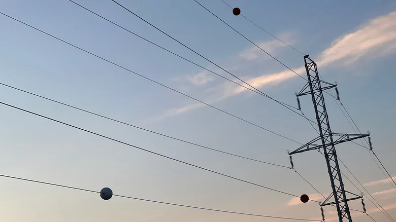 Why Power Lines Have Orange Balls - image 4