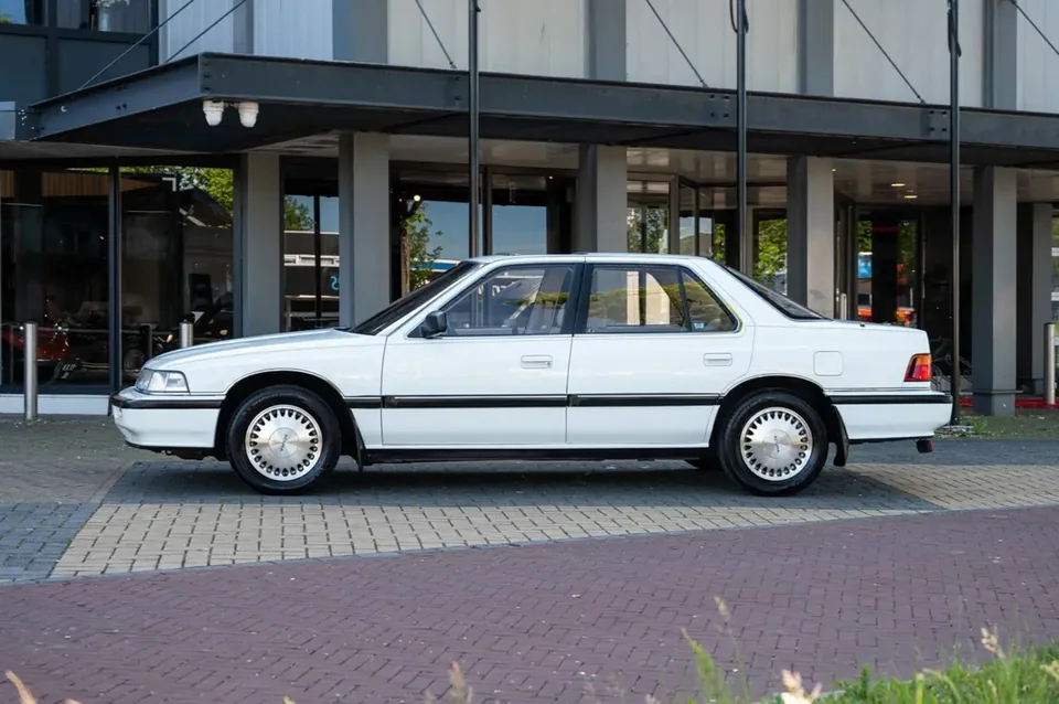Rare 1989 Acura Legend Sedan Hits Market - image 4
