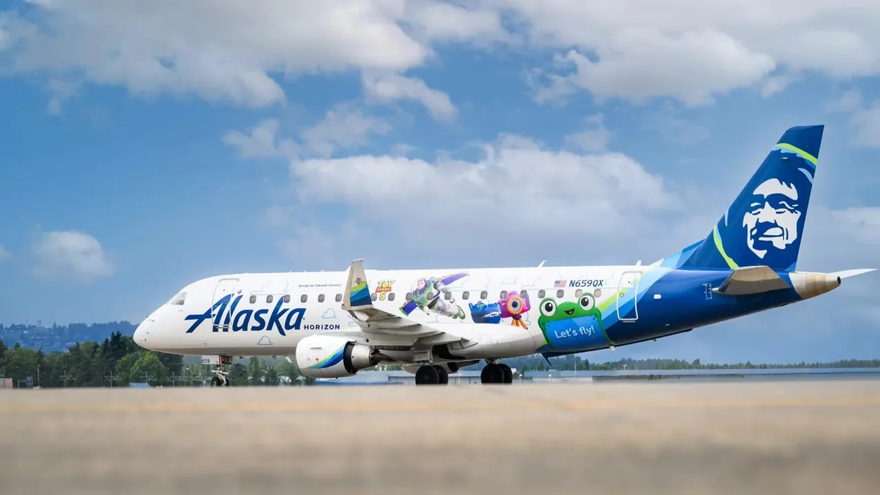 Alaska Airlines Unveils Toy Story 5 Embraer E175