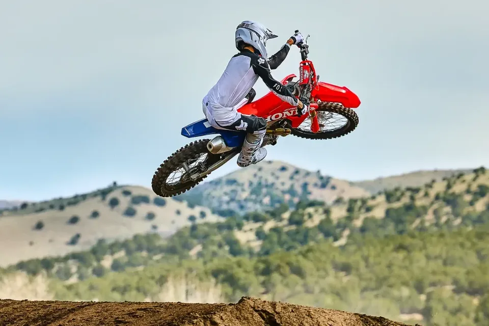 2027 Honda CRF450R Revolutionizes Motocross with Cutting-Edge Tech - image 5