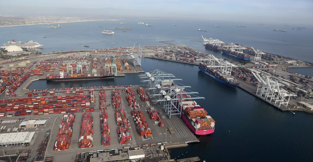US Senators Urge Trump Administration to Reinstate Port Fees on Chinese Ships