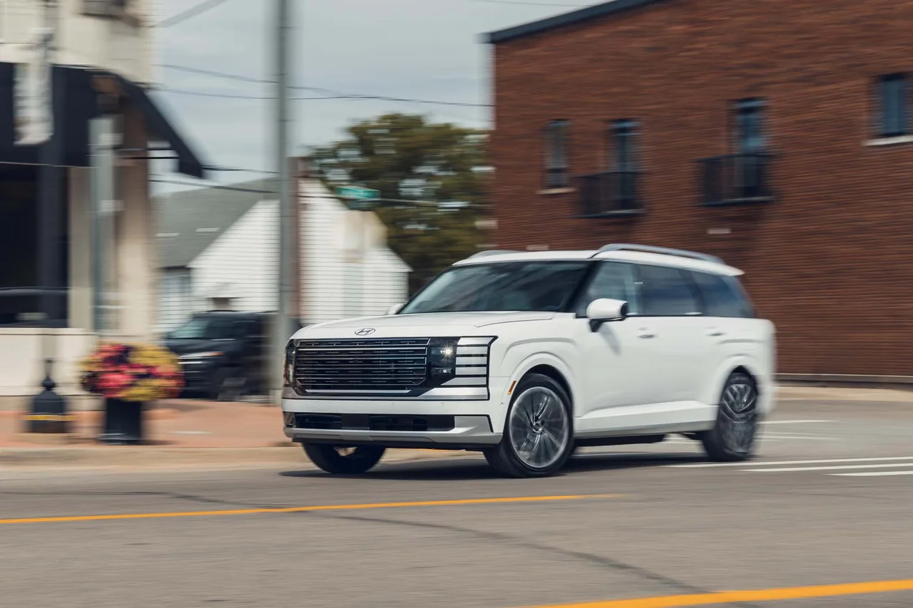 Hyundai Palisade Hybrid Puts Luxury SUVs to the Test
