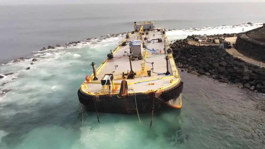 Watch: Salvors Refloat Grounded Barge in San Juan Harbor